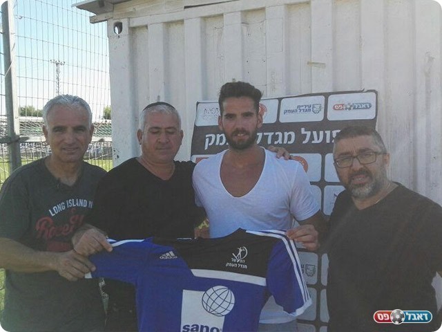 חוזר שוב למגדל העמק. אביב מלכה במעמד החתימה